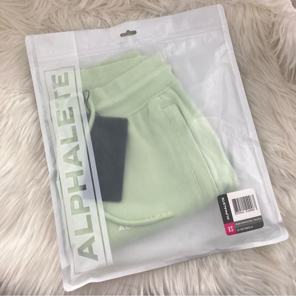 Alphalete Core Shorts in Frozen Spring (Light Green) Size XS Athletic Gym Wear - Picture 3 of 15